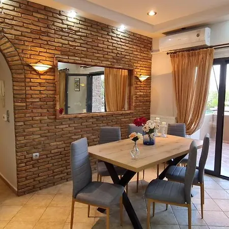 'the Seagull' Traditional Apartment *